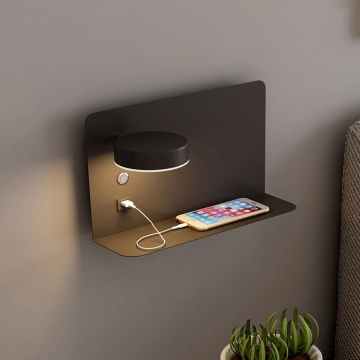 Wandlamp met draaibare LED verlichting, planchet en usb aansluiting zwart links